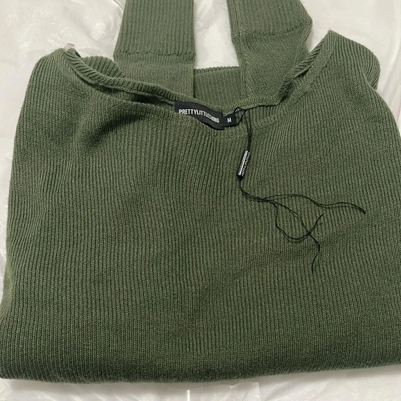 Pretty Little Thing  NWT Green Sweater Scoop Neck Size Medium. - Picture 1 of 6